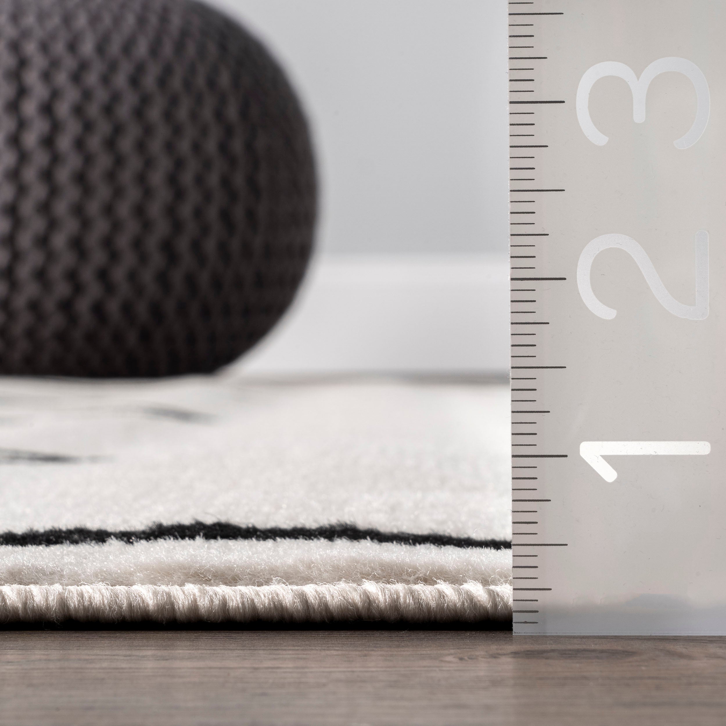 Saniyah Diamond Drop Area Rug - Image 3