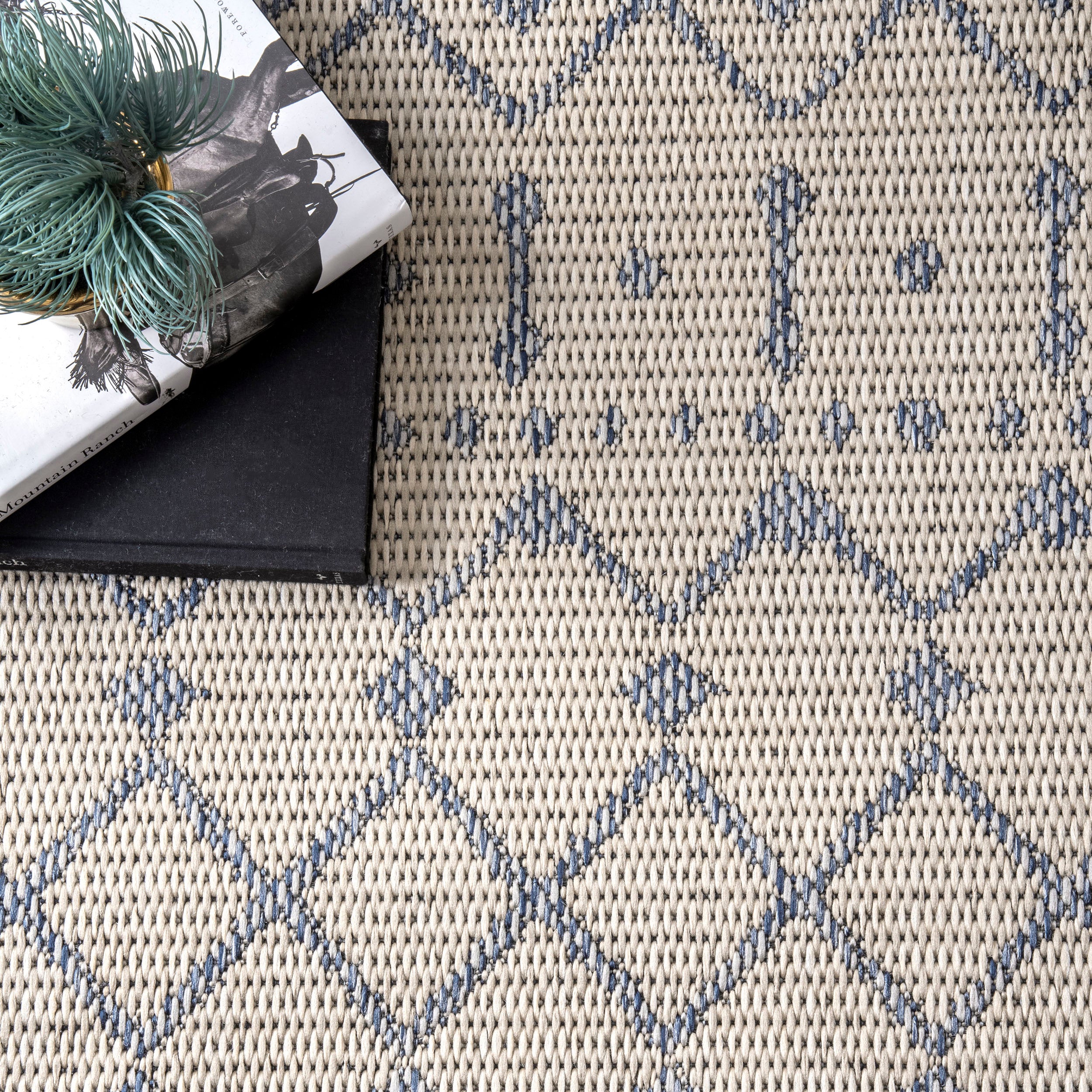 Reina Modern Trellis Indoor/Outdoor Area Rug - Image 4