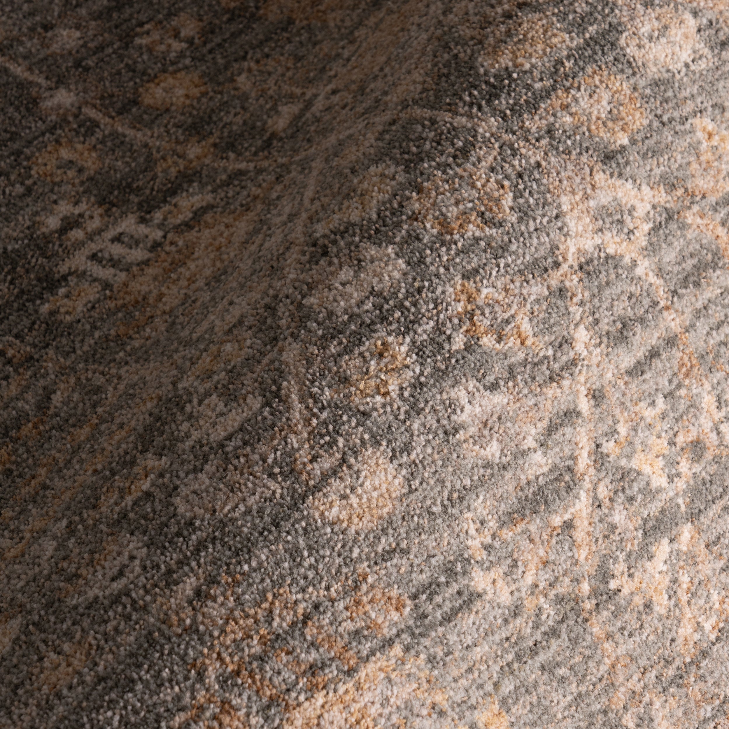 Isolenne Vintage & Distressed Traditional Area Rug - Image 5