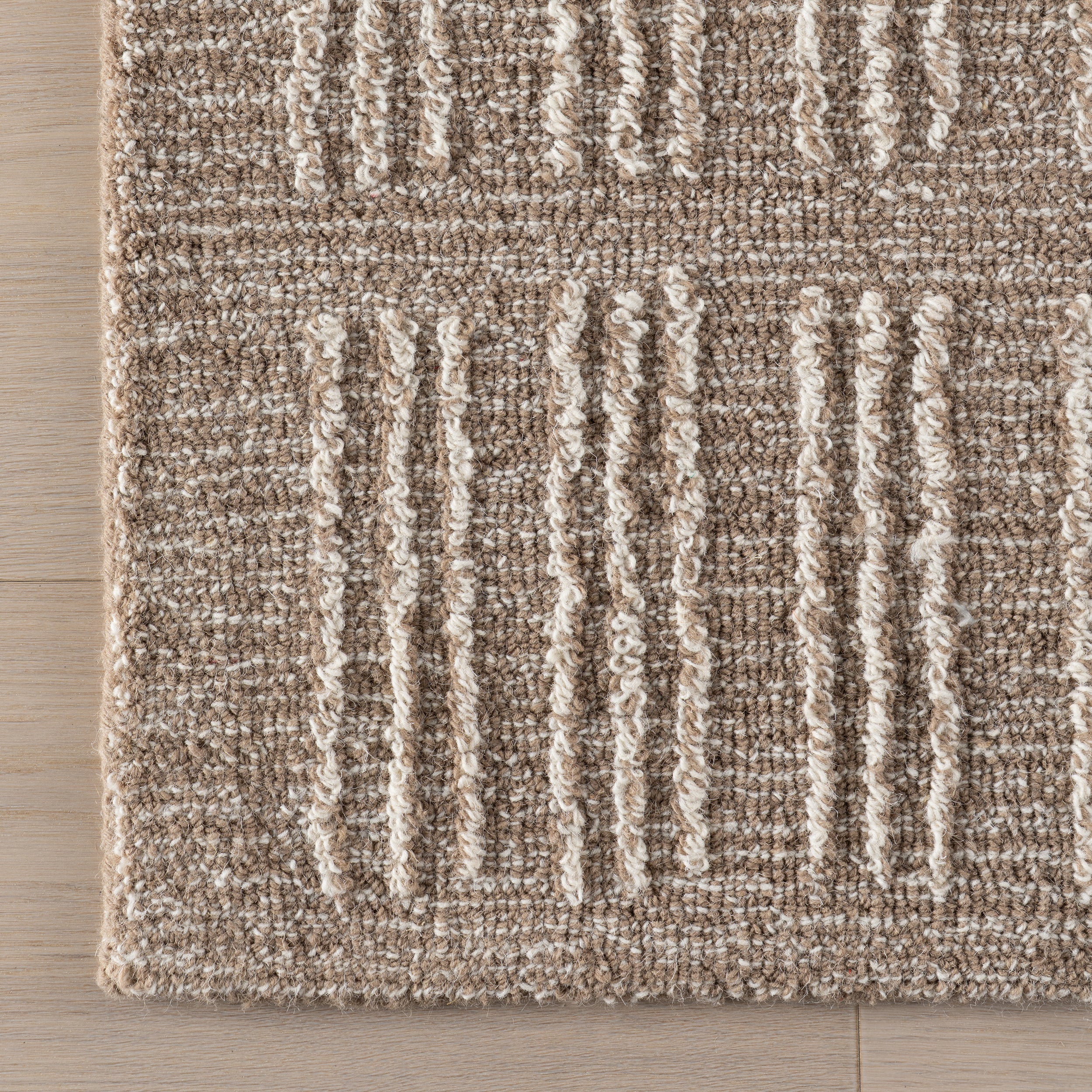 Nuloom Halbeth Hand Tuffted Wool Area Rug - Image 4