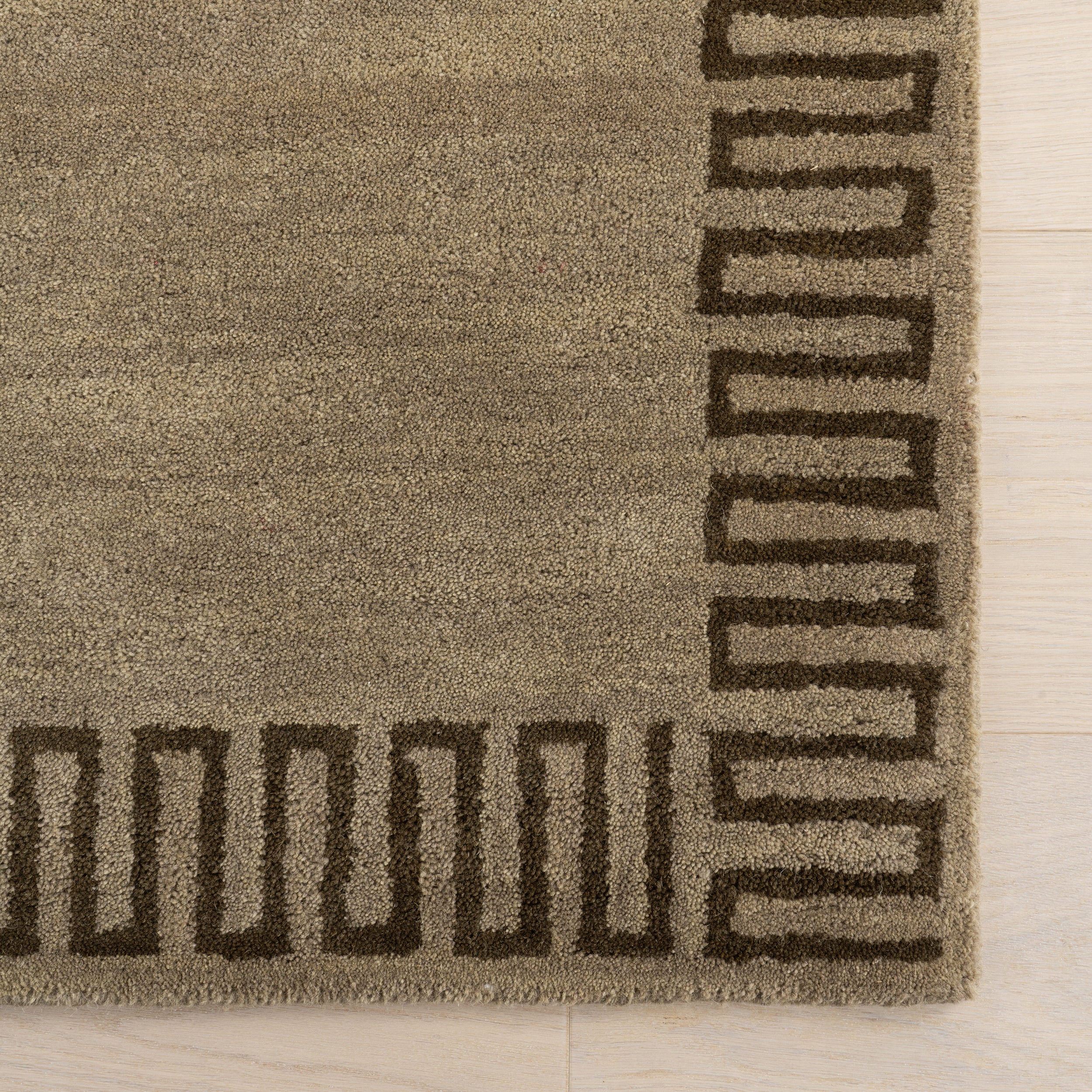 Nuloom Renata Fleuron Bordered Wool Rug - Image 6