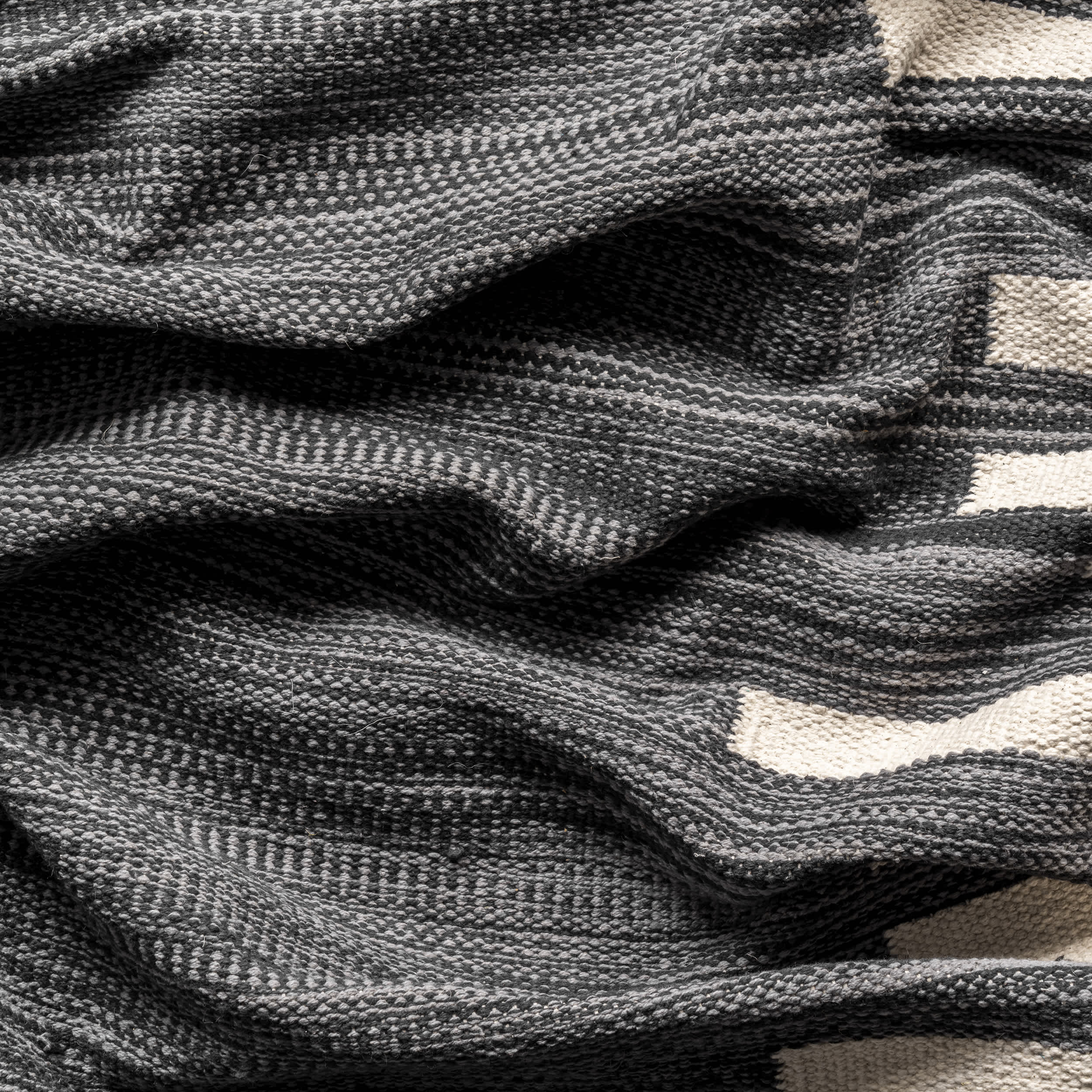 Irina Hand Loomed Contemporary Cotton Area Rug - Image 4