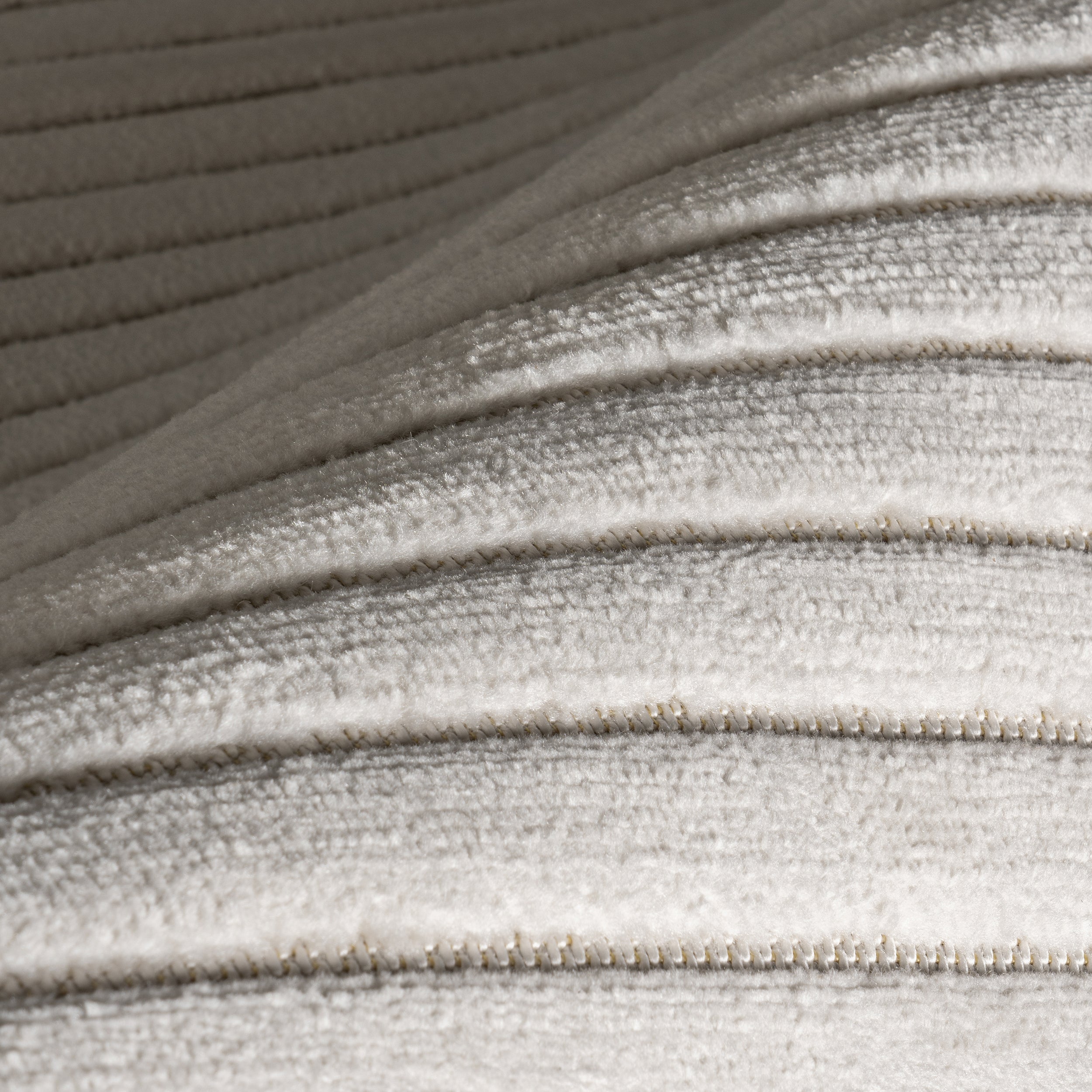 Nuloom Amasha High-Low Striped Indoor/ Outdoor Area Rug - Image 6