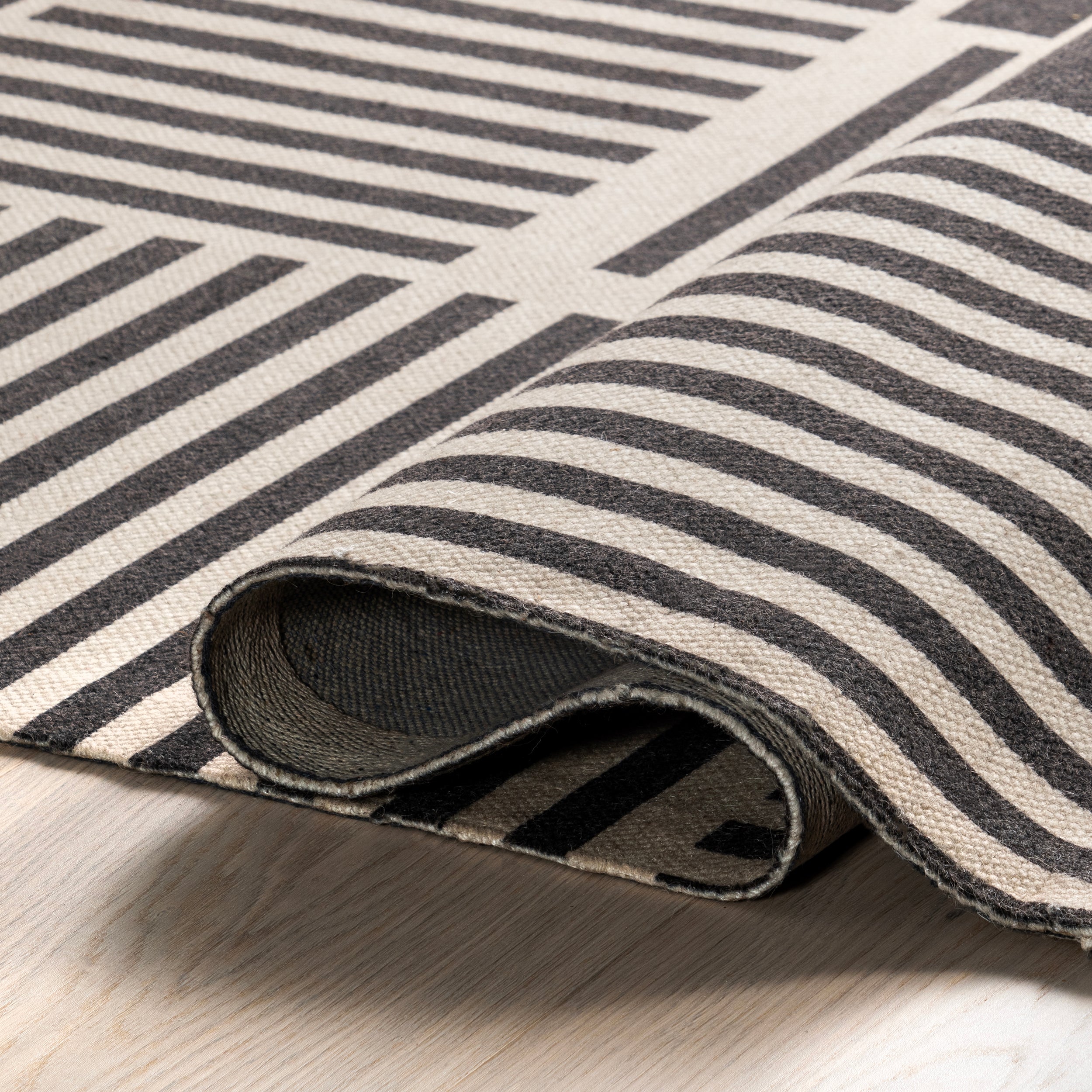 Flatiron Tasseled Wool Area Rug - Image 4