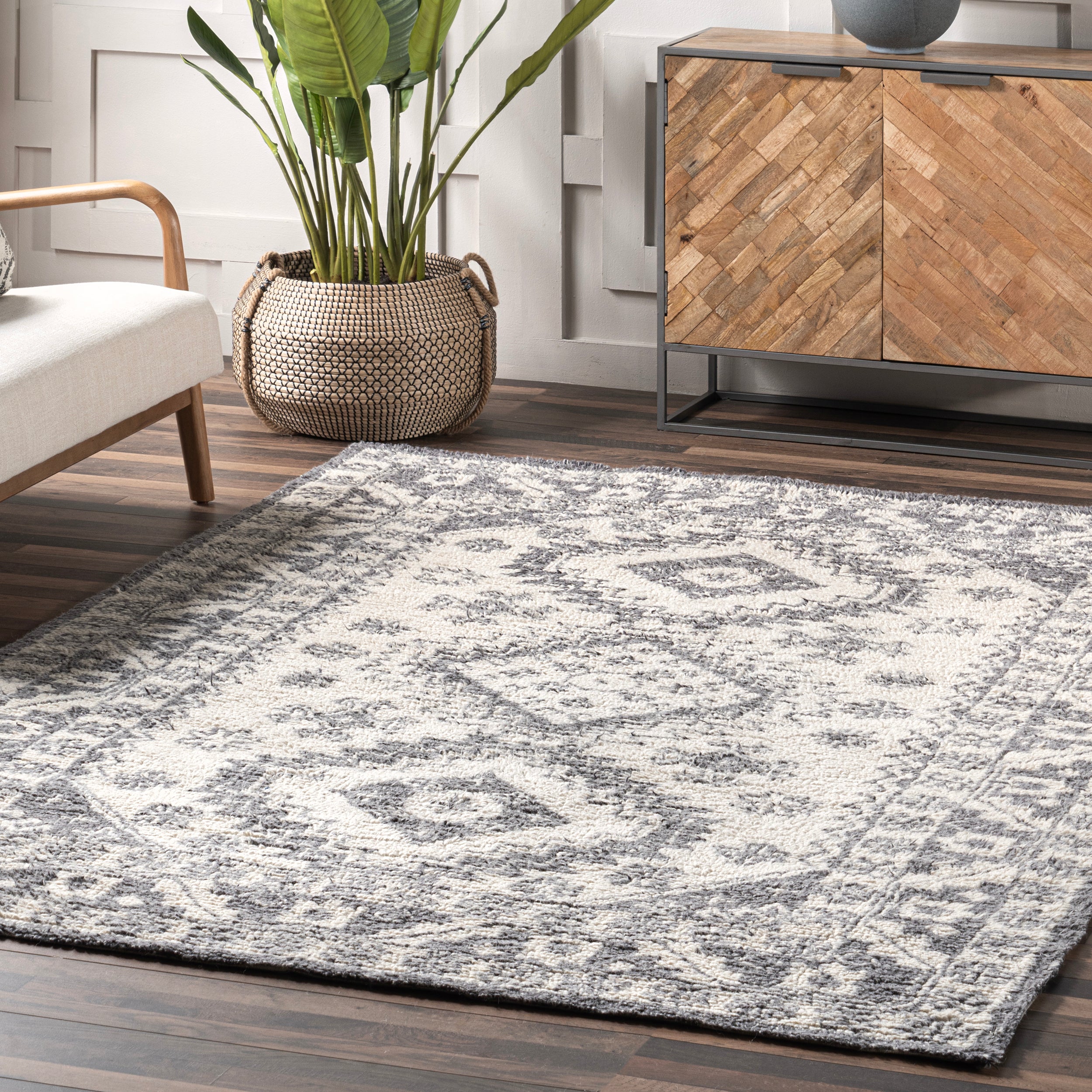 Nellie Traditional Persian Wool Area Rug - Image 9
