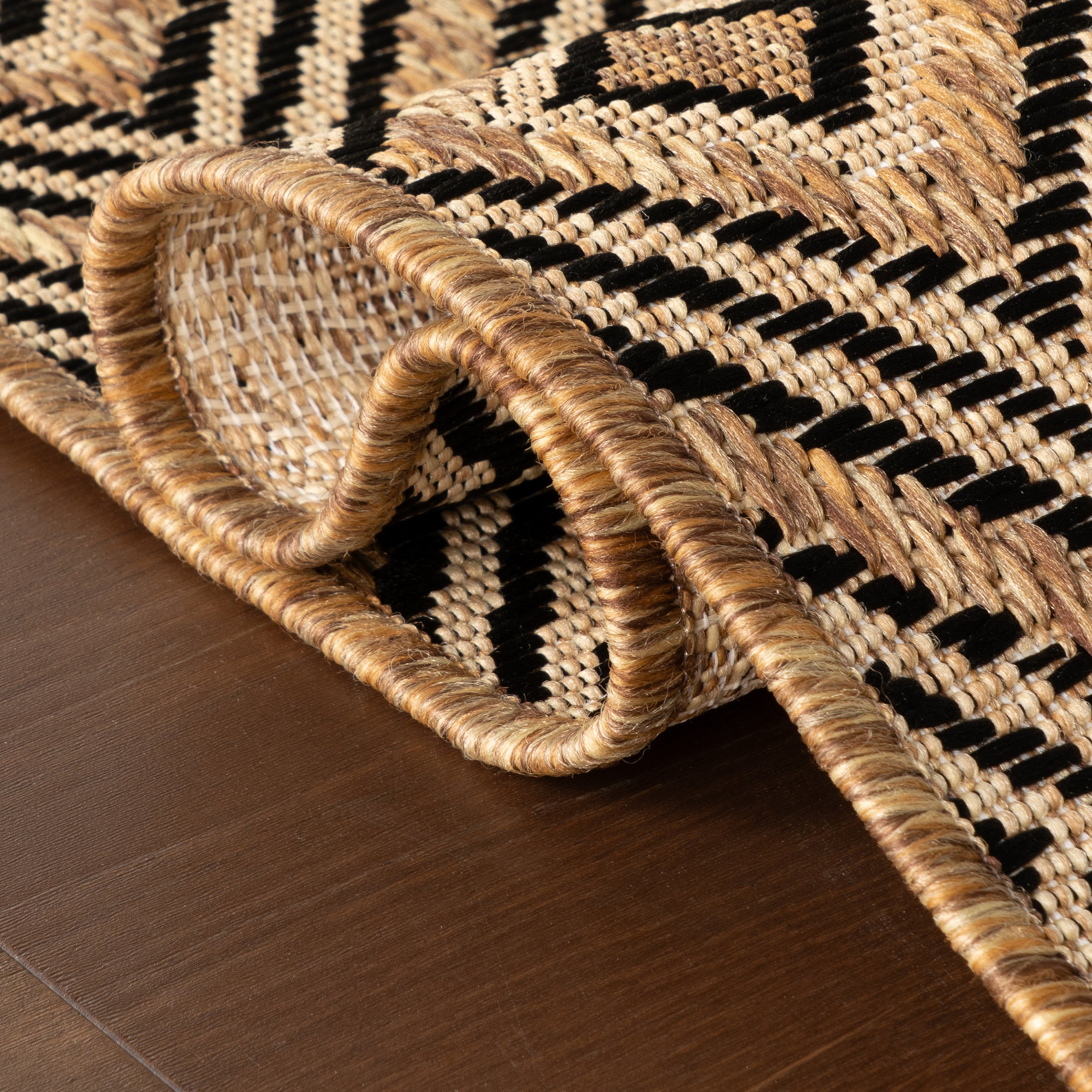 Sorisse Indoor/Outdoor Diamond Area Rug - Image 16