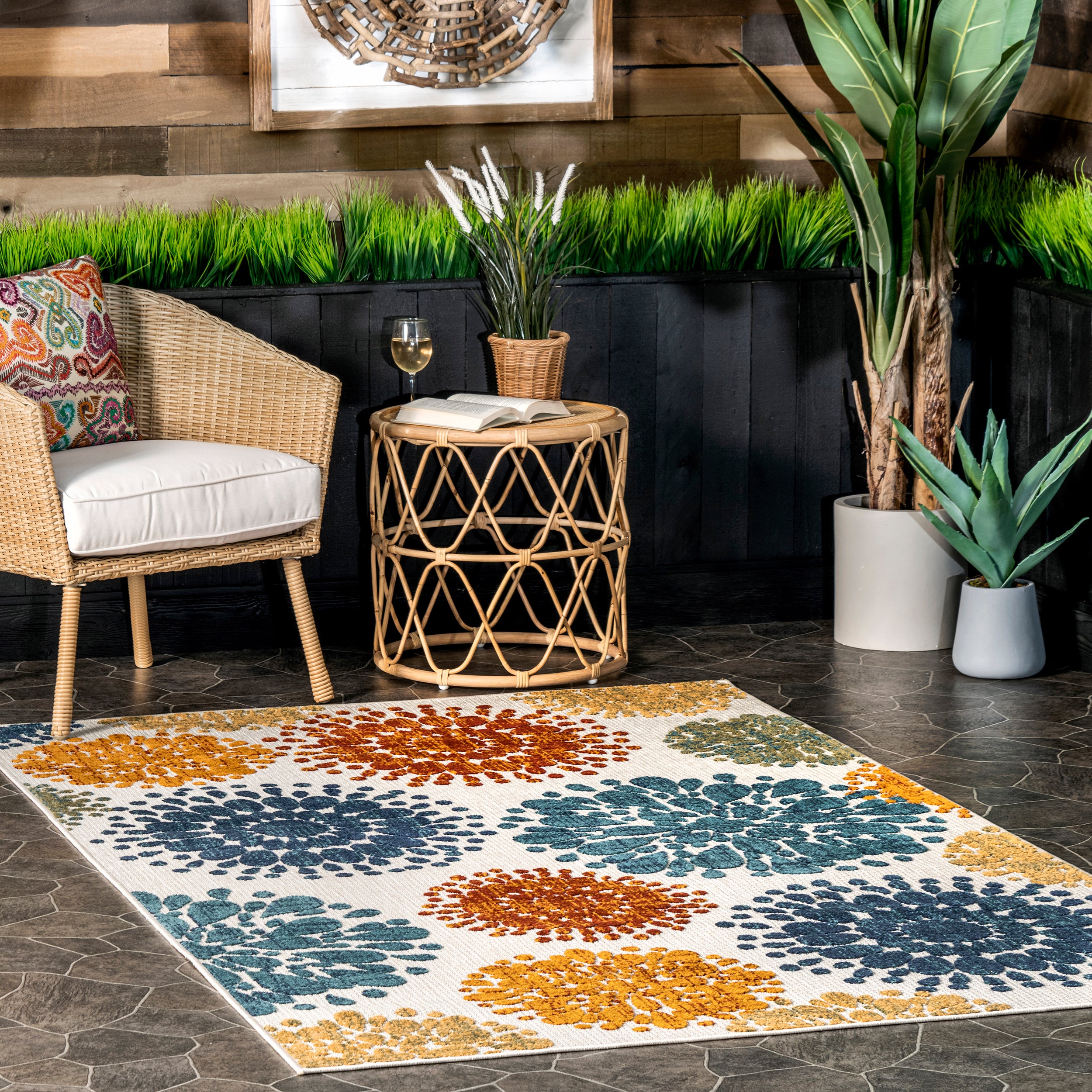 Iva Contemporary Flowers Indoor/Outdoor Area Rug - Image 2