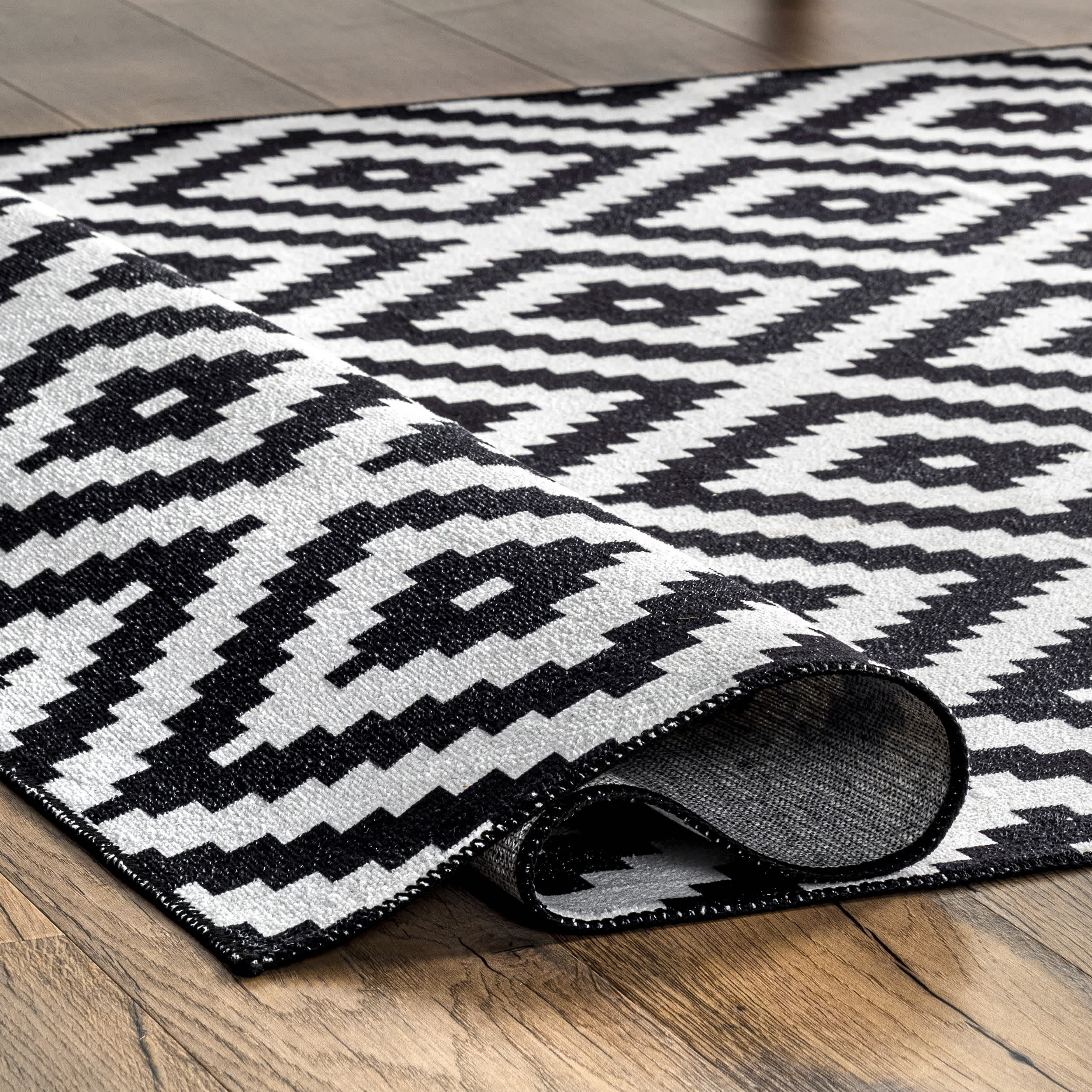 Kellee Machine Washable Modern Diamonds Area Rug - Image 4
