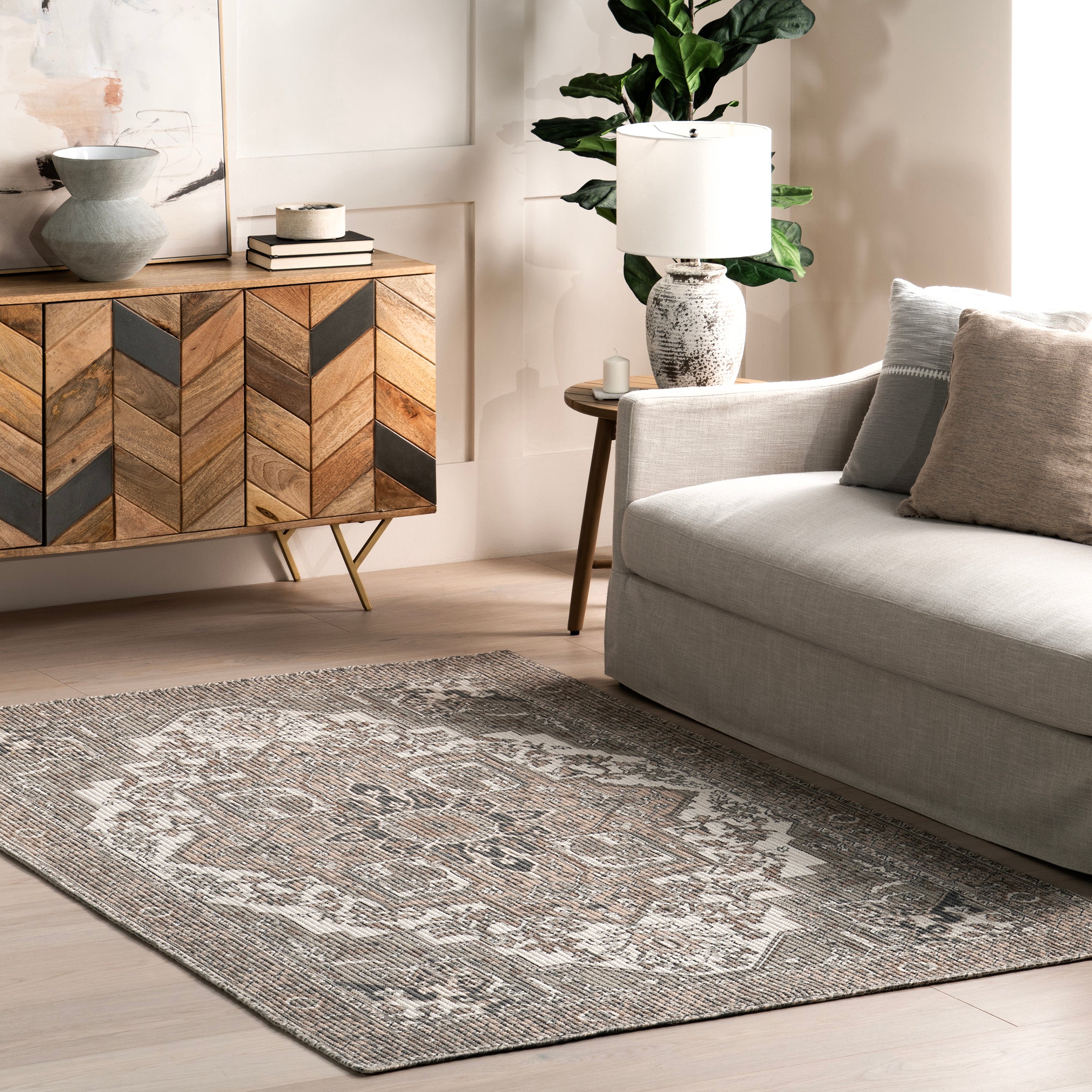 Sausha Traditional Medallion Indoor/Outdoor Area Rug - Image 2