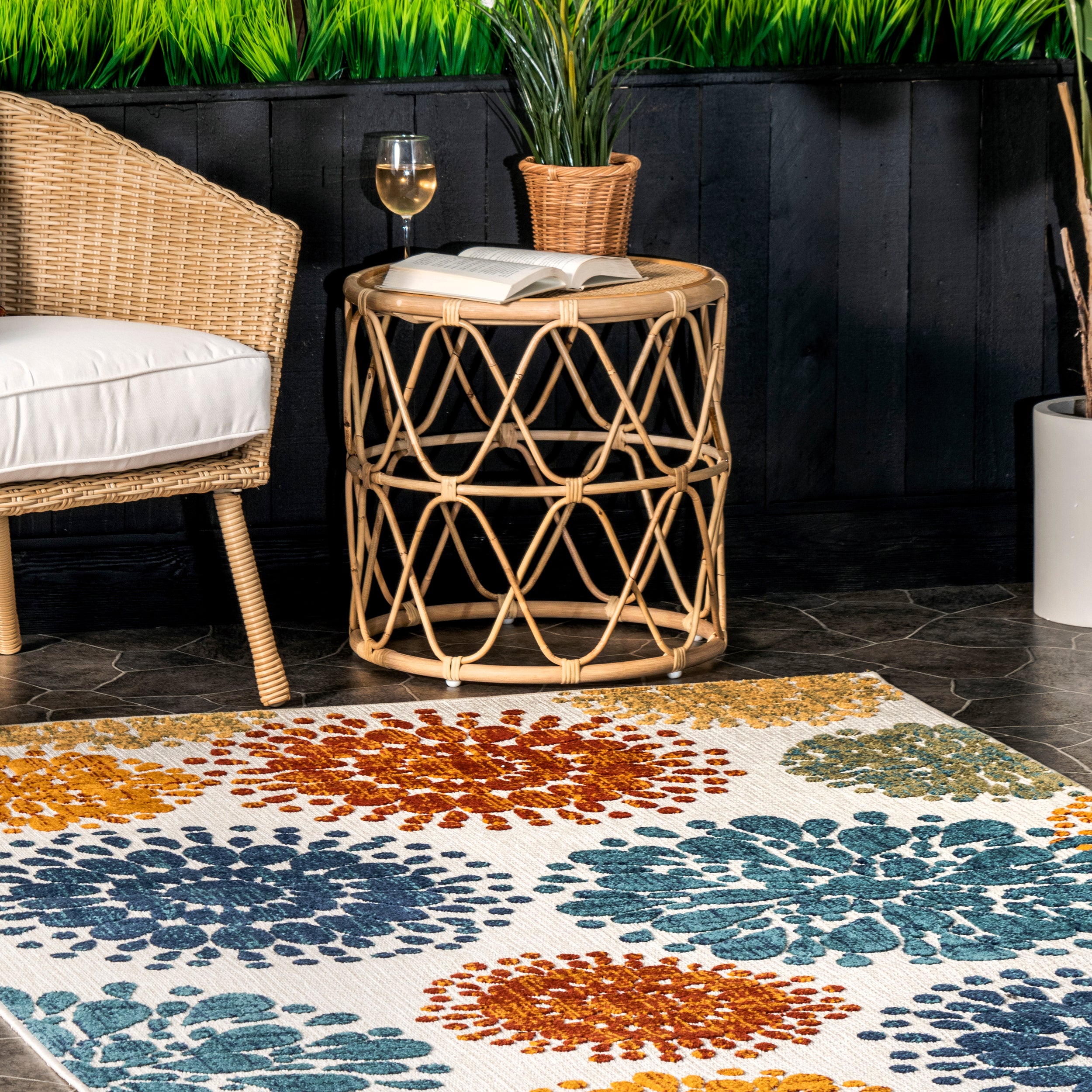 Iva Contemporary Flowers Indoor/Outdoor Area Rug - Image 9