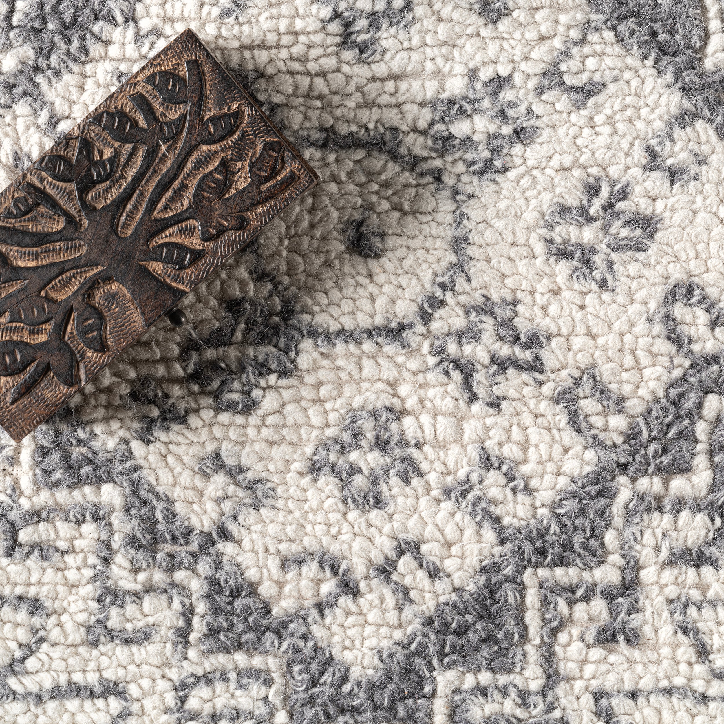 Nellie Traditional Persian Wool Area Rug - Image 6