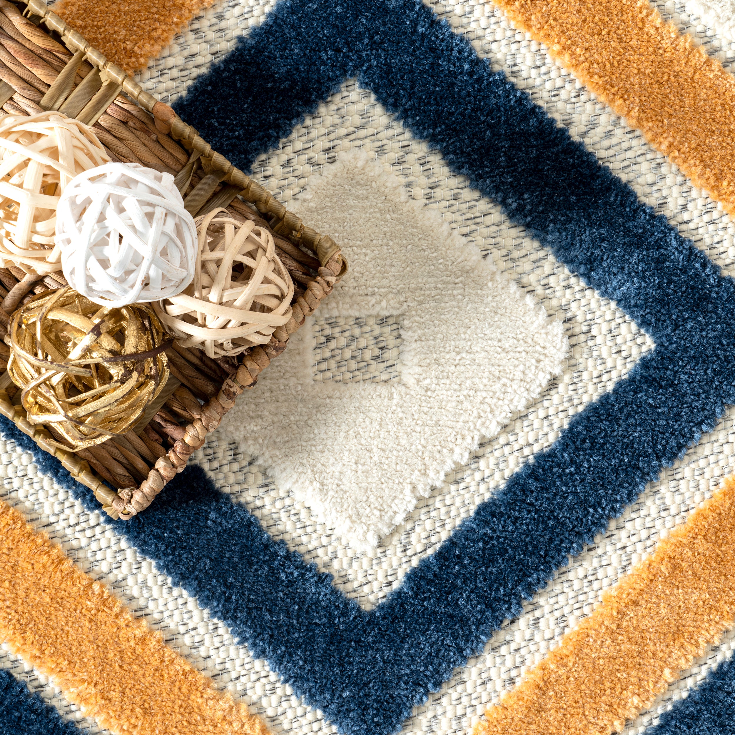 Salena Transitional Diamond Indoor/Outdoor Area Rug - Image 6