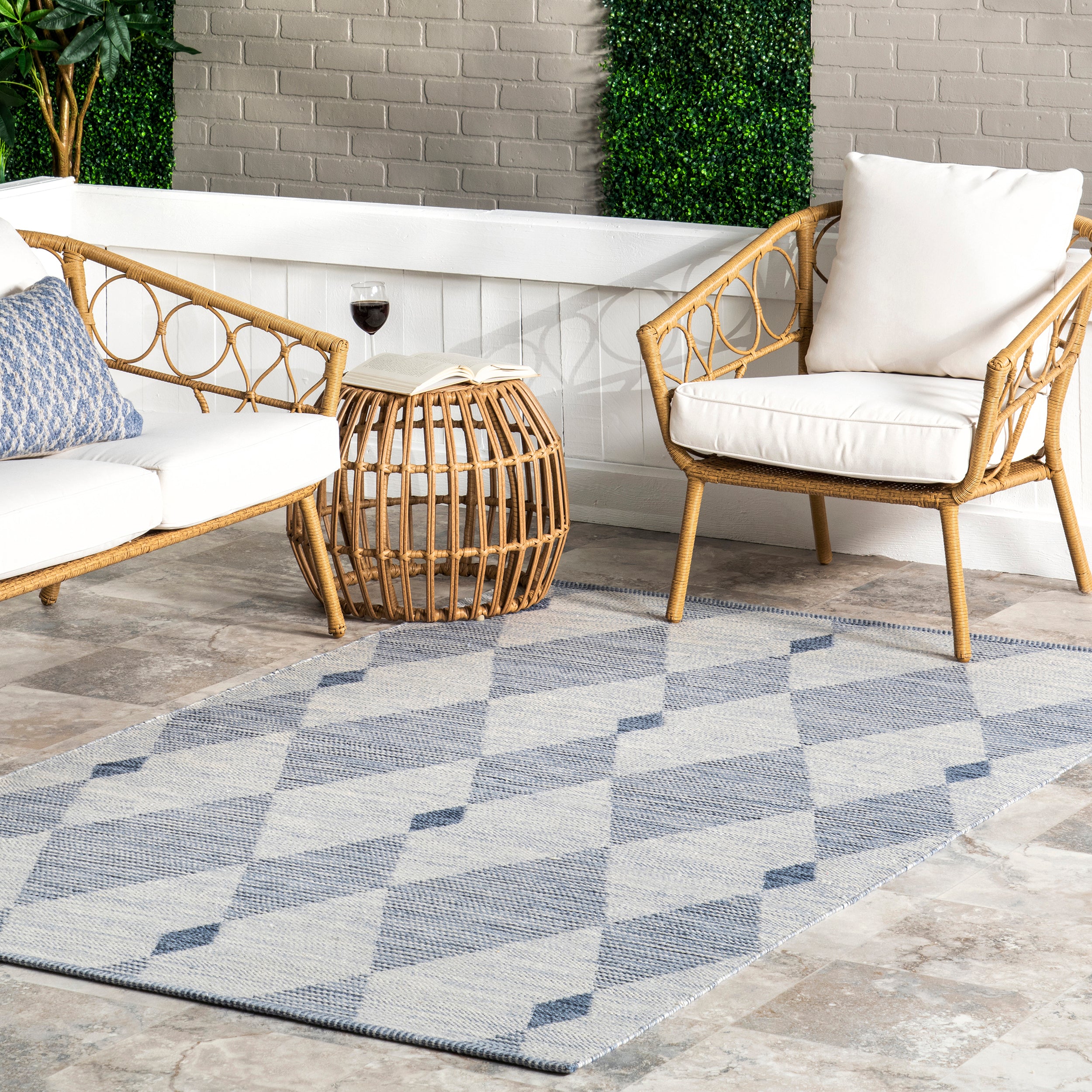 Catja Geometric Indoor/Outdoor Area Rug - Image 2