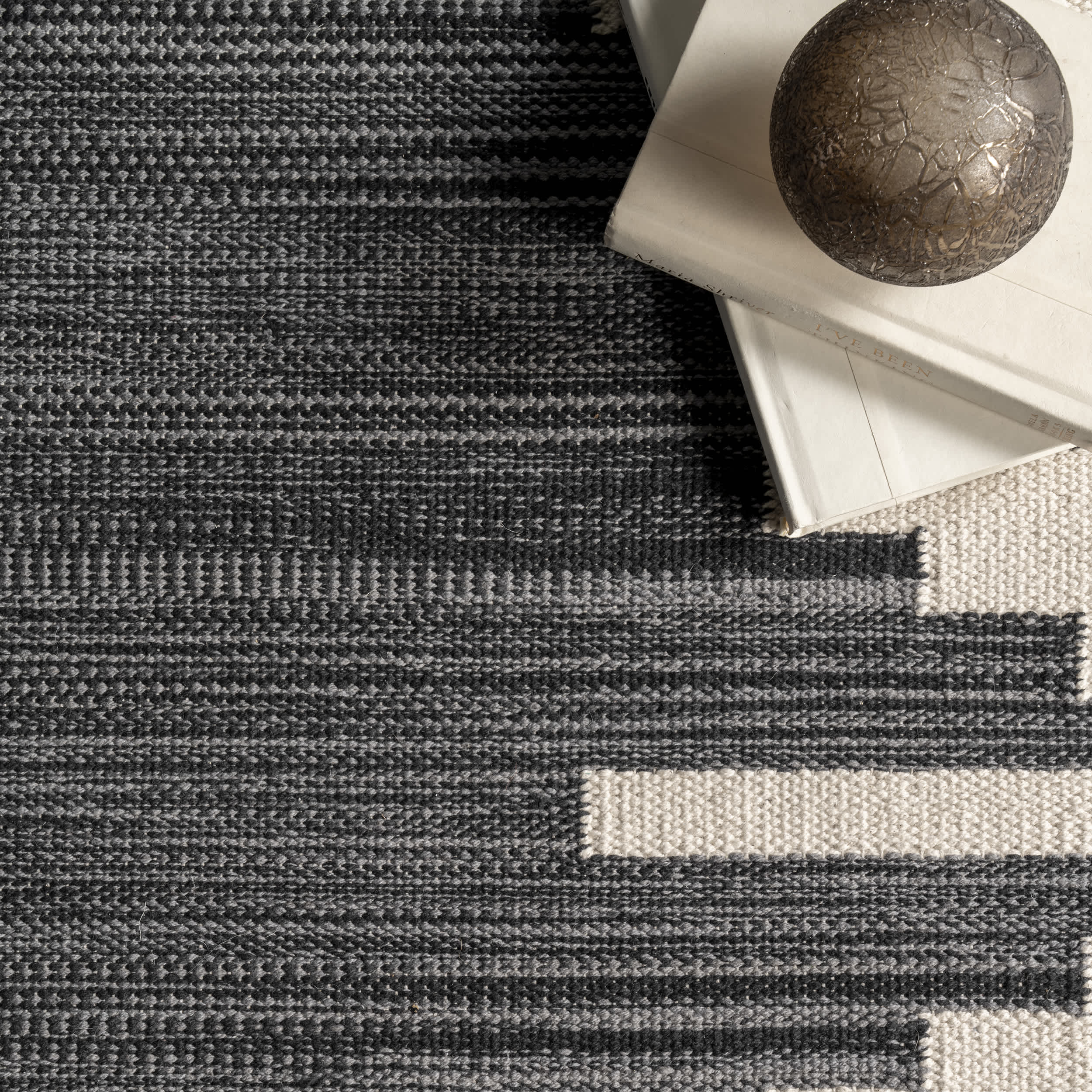 Irina Hand Loomed Contemporary Cotton Area Rug - Image 6